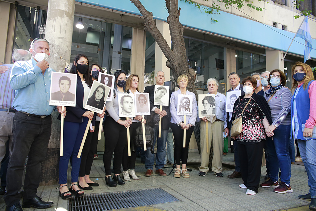 MEMORIA: Acto reconocimiento a bancarios desaparecidos en Mendoza