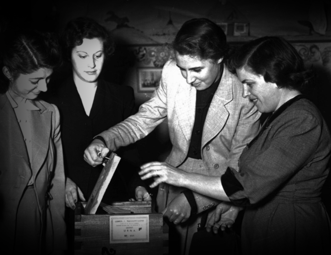 23 DE SEPTIEMBRE DE 1947. Se promulga la ley del voto femenino