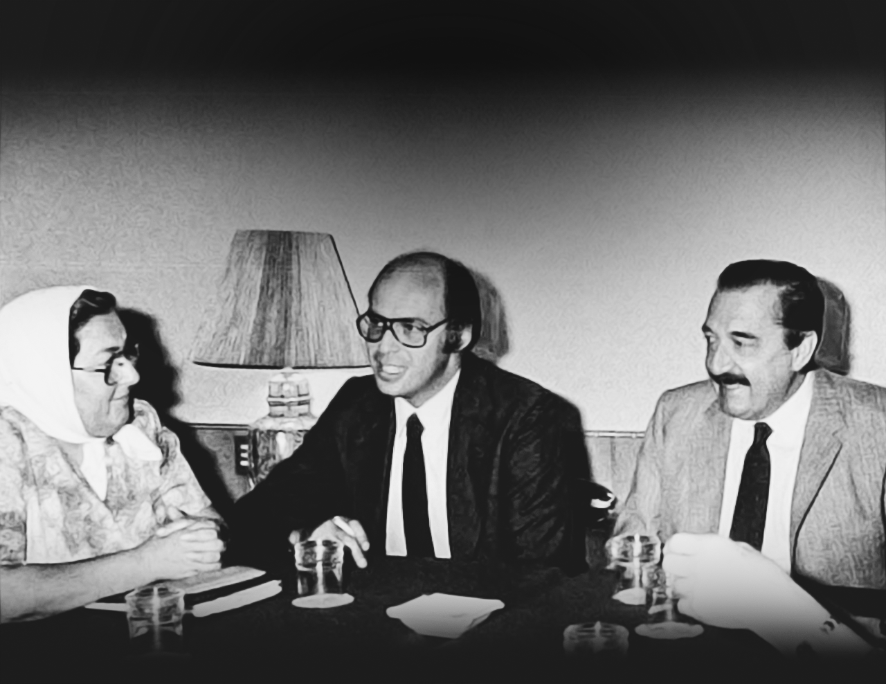23 DE NOVIEMBRE DE 1983. Raúl Alfonsín recibe a las Madres de Plaza de Mayo