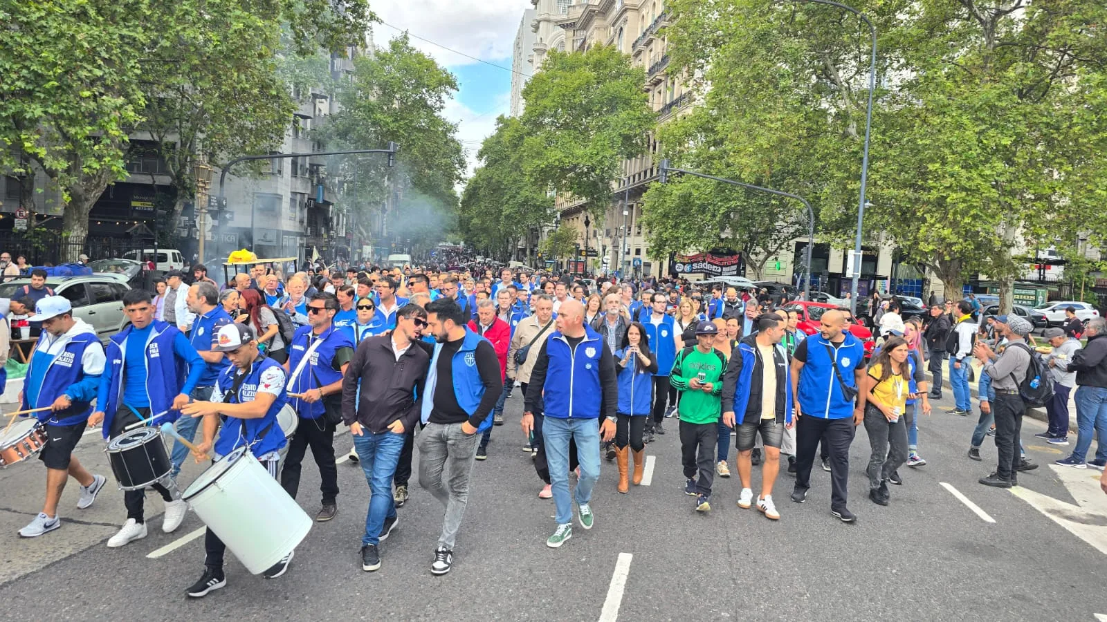 Junto a las hinchadas, acompañamos a los jubilados y jubiladas