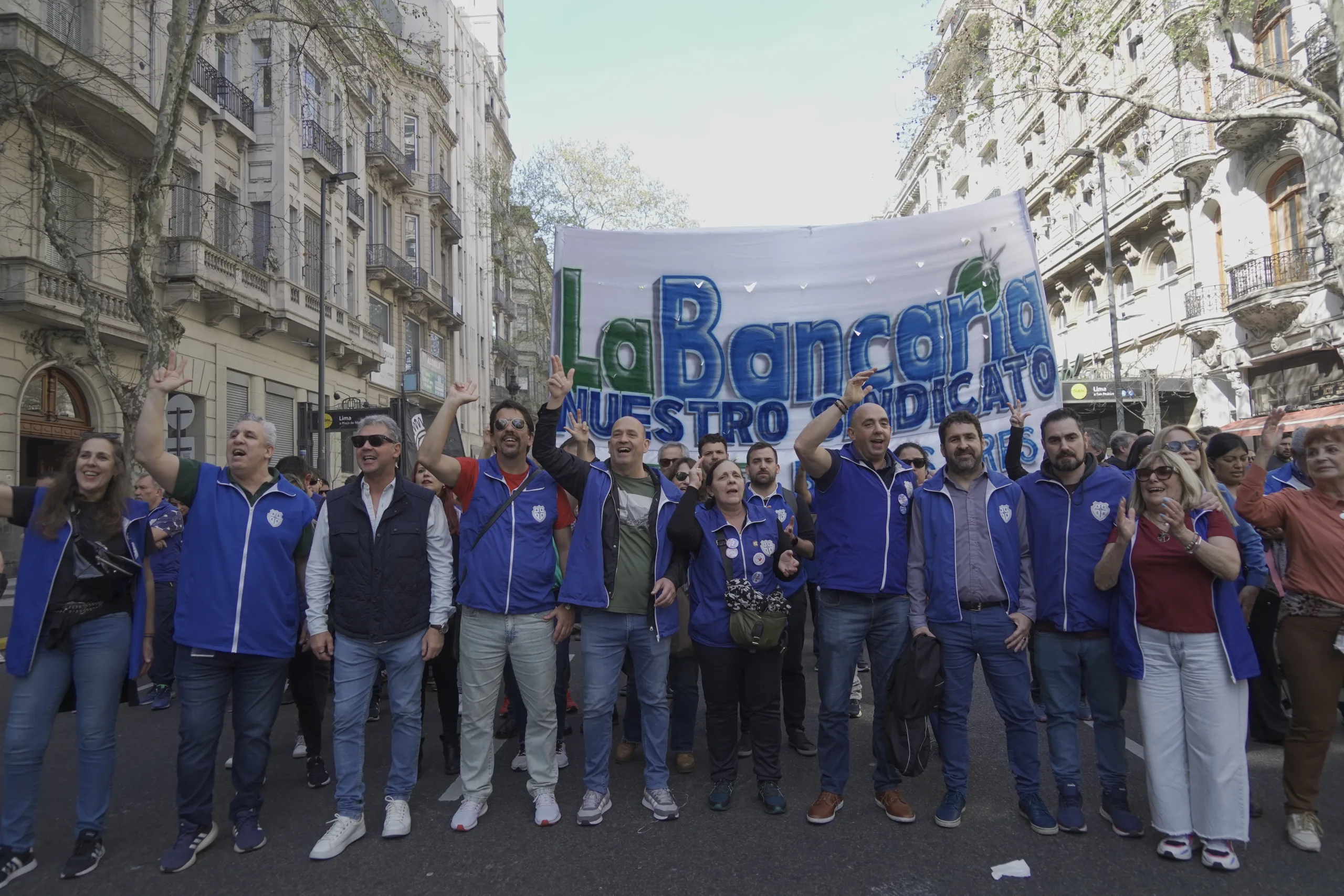 La Bancaria participó de la Marcha Federal en el Congreso. Puertas adentro, Diputados rechazó los vetos de Milei