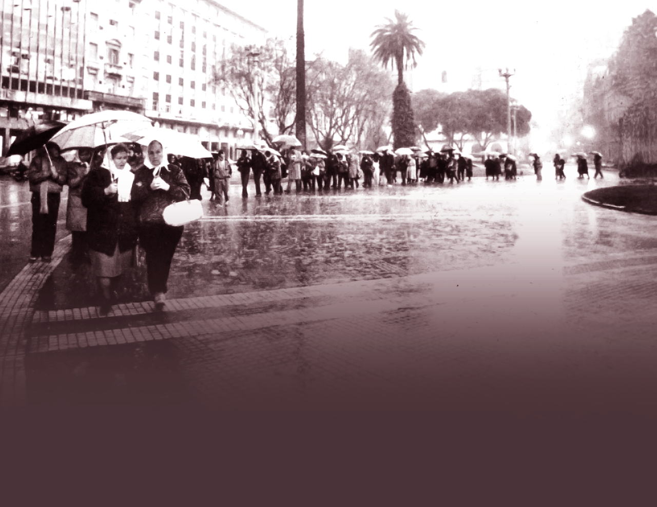 30 DE ABRIL 1977. Primera ronda de las Madres de Plaza de Mayo